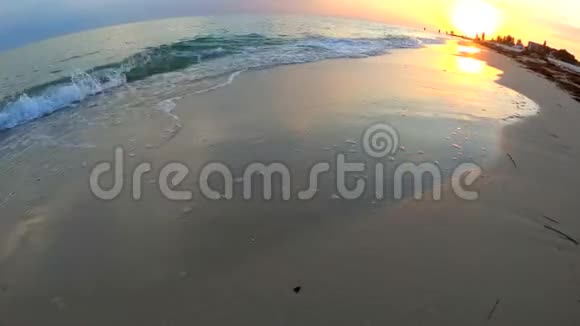观海上美丽的日落美景视频的预览图