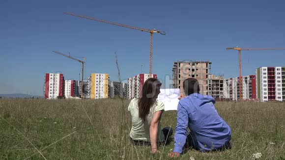 幸福的一对夫妇在看建筑计划和新的公寓宁静的蓝天视频的预览图