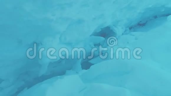 南极绿松石冰山蓝色冰洞裂缝视频的预览图