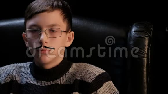男教授或黑手党的戏剧形象一张戴眼镜留着八字胡的青少年肖像扮演着成年人的角色视频的预览图