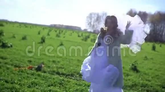 新娘在田野里视频的预览图