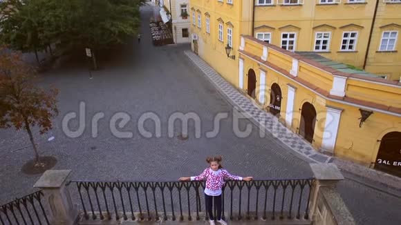 女孩站在城市背景的栏杆旁视频的预览图