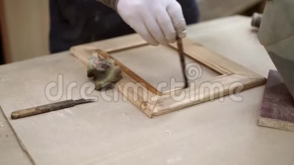 在木艺工作室男性手在清洁木架上清漆视频的预览图