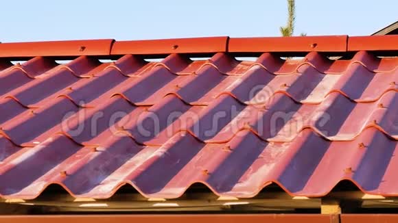 红色的屋顶和蓝天库存录像房子的红色石板屋顶视频的预览图