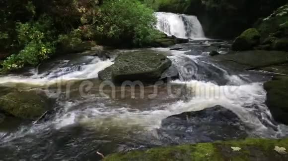 克莱达赫河上的Cwmdu瀑布视频的预览图