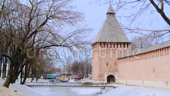 古砖墙古塔景观库存录像俄罗斯东正教男性修道院的冬季景观视频的预览图