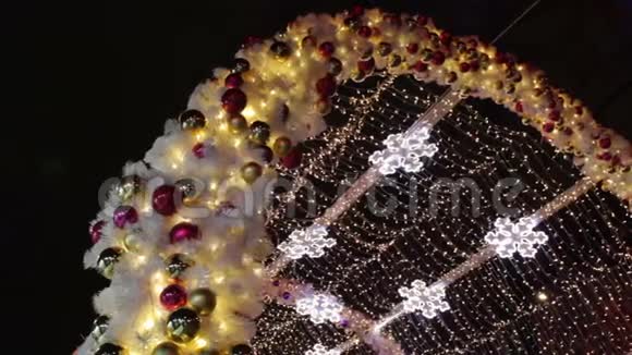 莫斯科的圣诞夜装饰在Tverskoy大道上的灯光隧道里有球和雪花视频的预览图