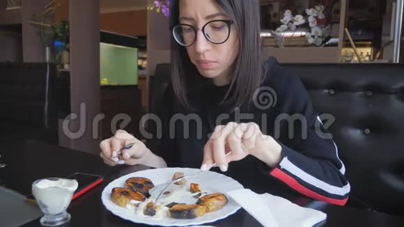 美丽的女孩在餐厅用餐吃美味的热菜精致的餐饮视频的预览图
