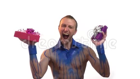 一个穿着蓝色身体艺术的男人尖叫手里拿着礼物生日祝福慢动作视频的预览图