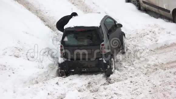 司机在雪地里挖车视频的预览图