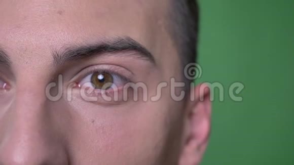 年轻英俊的白种人男性面部特写镜头眼睛直视镜头背景视频的预览图