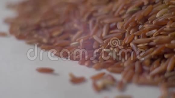 一堆红米向上倾泻下来红米特写慢动作食物录像视频的预览图