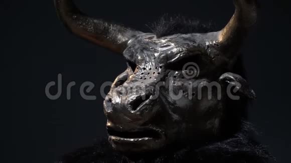 戴着牛头怪面具的人视频的预览图