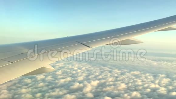 飞机机翼在空中移动视频的预览图