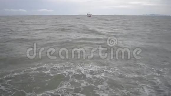 渡船在多云的天空下漂浮在海面上波涛汹涌驶向萨梅岛视频的预览图