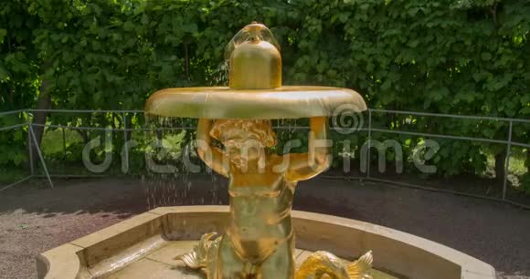 金色婴儿雕像喷泉视频的预览图