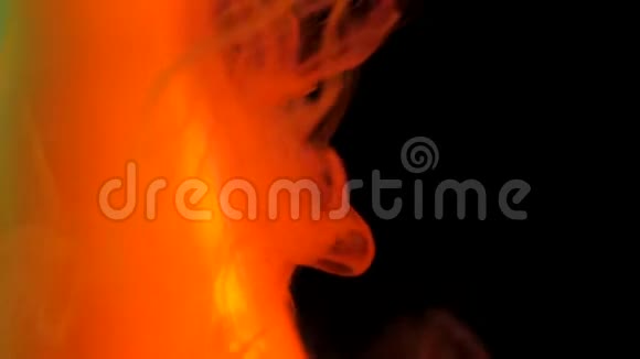 液氮中的橙色蒸气浓烟和蒸汽很漂亮的抽象背景化学实验的概念视频的预览图