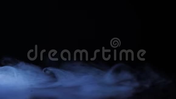 液氮蒸气沿平暗面蠕变地面上方浓烟和蒸汽美丽的抽象视频的预览图