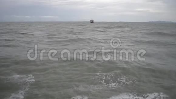 这艘渡船在多云的天空下漂浮在海面上带着强烈的波浪驶向萨梅岛视频的预览图