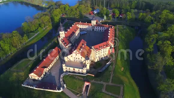 古老的尼斯维兹城堡阳光五月早晨空中视频白俄罗斯视频的预览图