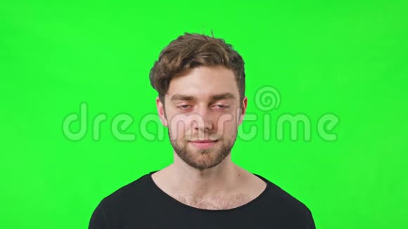 男人的脸抬起眉毛视频的预览图