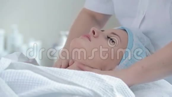 女性手做面部按摩视频的预览图