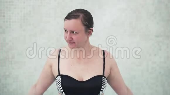 穿着泳衣的中年妇女洗澡视频的预览图