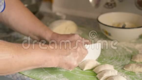 特写长女手切塑料刀等块蛋糕测试视频的预览图
