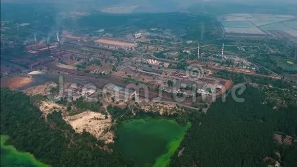 工业区附近绿藻对水体污染的鸟瞰图视频的预览图