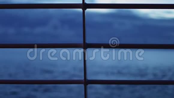 一张大海和船铁轨的照片视频的预览图