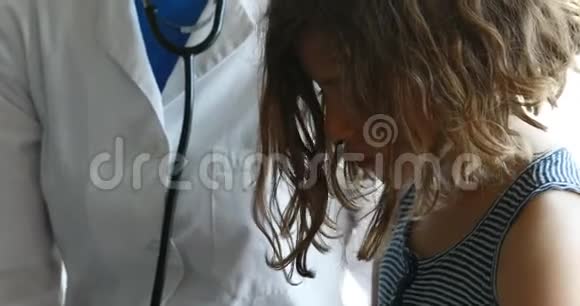 儿科医生检查小女孩然后她就走了视频的预览图