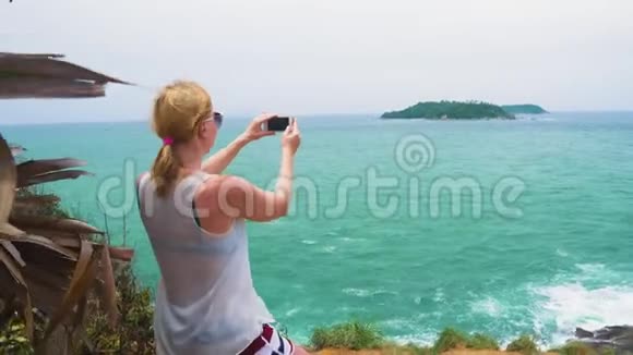 旅游女孩与一个岛屿到大海的海景拍照热带岛屿的旅游和旅游视频的预览图