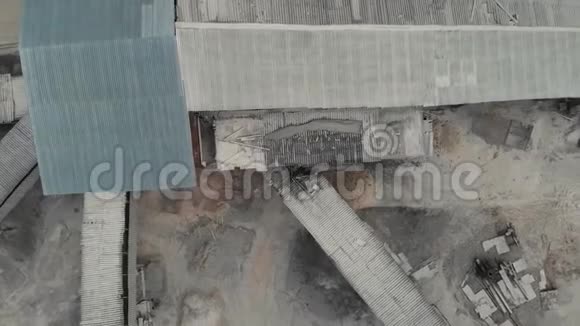 硐室由石破碎机在石破碎机上方起浆碎石机的俯视图空中录像4K视频的预览图