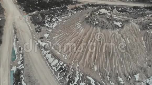 采矿采石场的鸟瞰图采矿采石场的沙丘空中观景4K视频的预览图