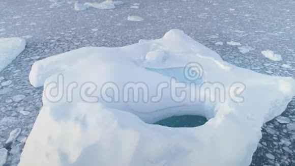融化的冰山融化的冰川空中放大视频的预览图