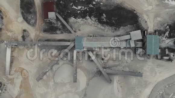 硐室由石破碎机在石破碎机上方起浆碎石机的俯视图空中录像4K视频的预览图