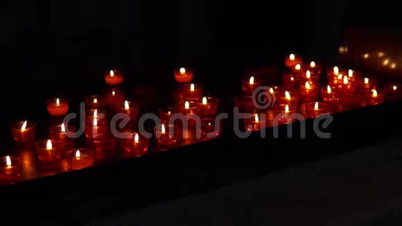 欧洲教堂黑暗中的红烛视频的预览图