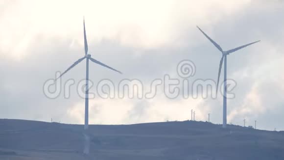 阴天有两台旋转风力发电机长焦镜头拍摄视频的预览图