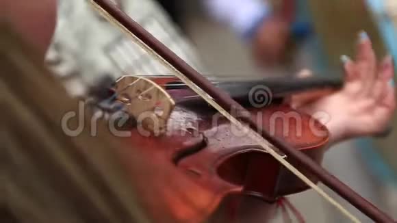 男人在婚礼上用小提琴演奏音乐视频的预览图