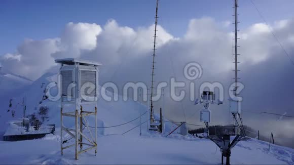 冬季气象站在高加索山脉移动云背景时光流逝视频的预览图