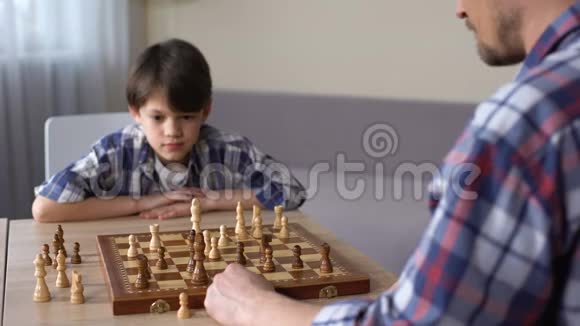父亲在家和小儿子下棋休闲活动童年爱好视频的预览图