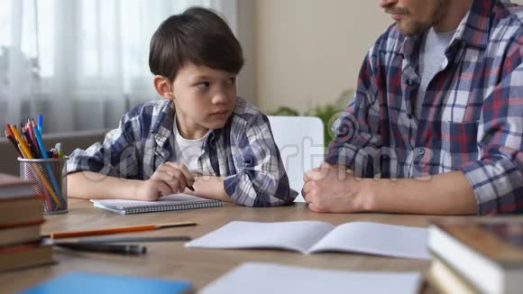 父亲骂儿子让他做作业男孩开始写任务视频的预览图