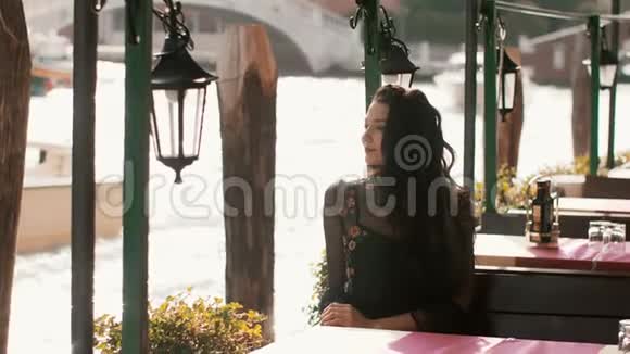在意大利威尼斯威尼斯威尼斯的威尼斯chanal的美丽景色中在咖啡馆里旅游的女游客视频的预览图