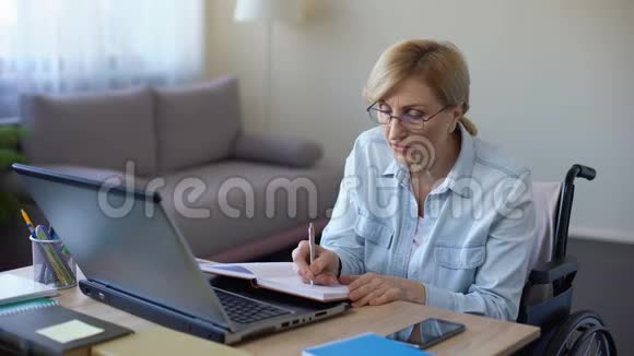 残疾的祖母在网上课堂上做笔记高中生视频的预览图