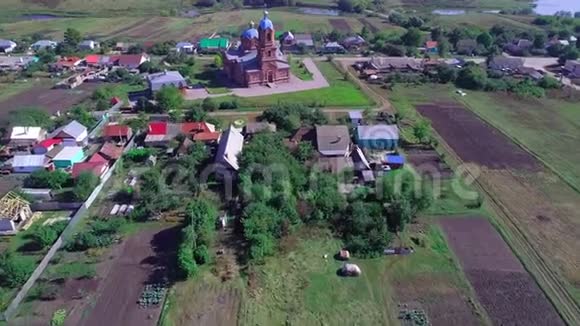 俄罗斯村庄的老教堂航空公司录像拍摄视频的预览图