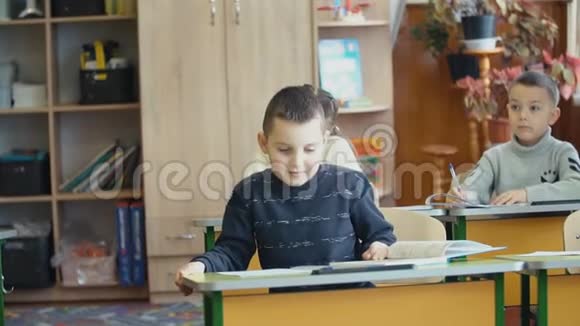 那个男孩站在他的办公桌前负责视频的预览图