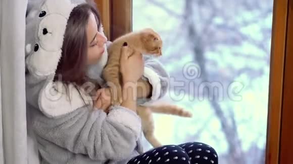 女孩抚摸小猫回家视频的预览图