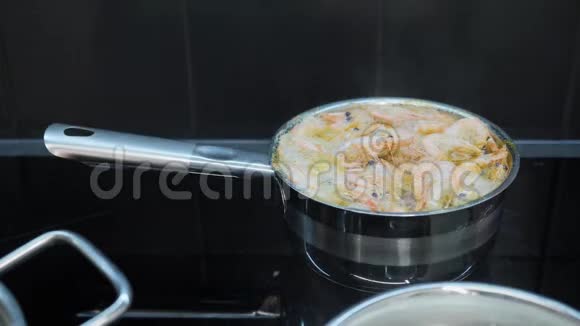 虾的烹饪过程厨师在餐厅厨房煮虾煮虾做沙拉煮好的大虾放在锅里视频的预览图