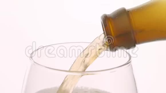 啤酒从白色背景的棕色瓶子中倒入玻璃杯视频的预览图