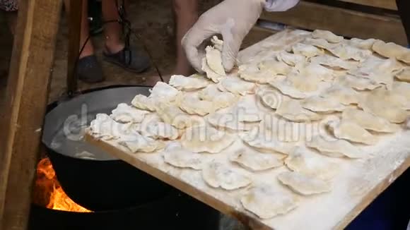 自制饺子的过程生的自制饺子放在木板上厨师包饺子包饺子视频的预览图